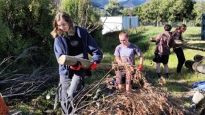 Nayland college rangatahi volunteering at Natureland